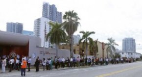 People wait in line to vote at a fire station near downtown, during the U.S. presidential election in Miami, Florida November 6, 2012. REUTERS/Andrew Innerarity (UNITED STATES - Tags: POLITICS ELECTIONS USA PRESIDENTIAL ELECTION) - RTR3A21Y